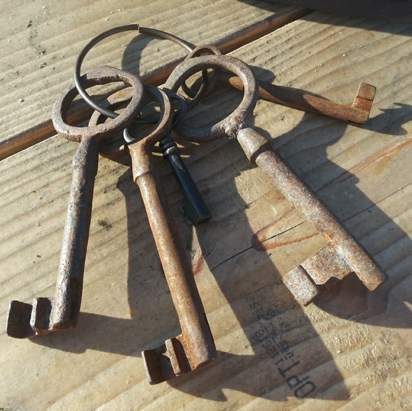 HOST PICK Victorian era ice skates & antique keys - Picture 3 of 7